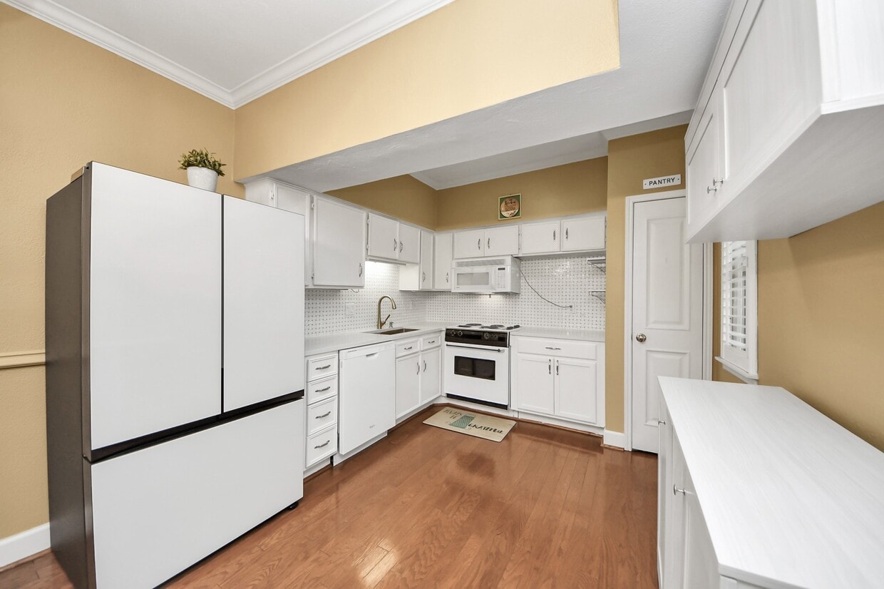 Primary Photo - 2100 Tanglewilde St
