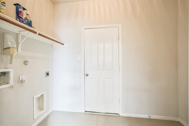 Building Photo - 911 Merlin Roost Ct