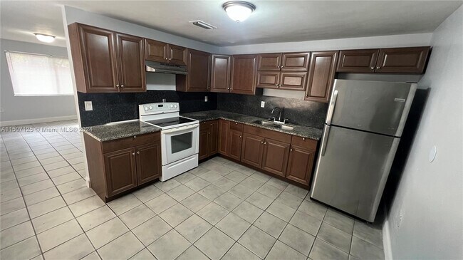 Building Photo - 9421 NW 30th Ct