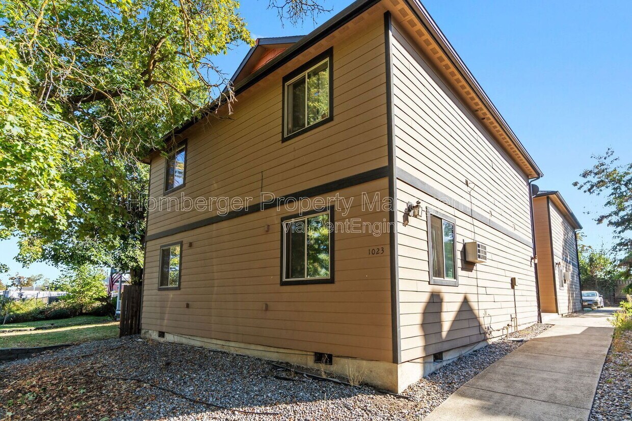 Primary Photo - 1023 W Knox Ave