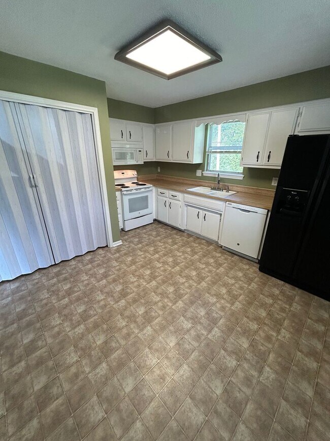 Building Photo - 2 Bed, 1 Bath Apartment!! $1195.00