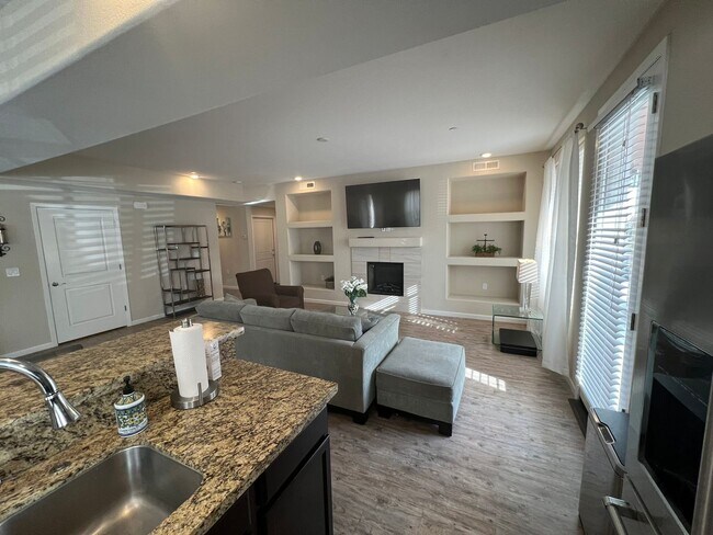 Building Photo - Furnished $2175 / Unfurnished $1950