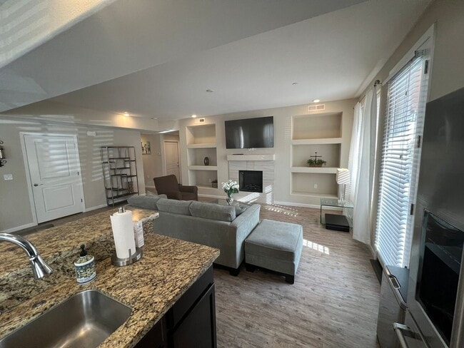Building Photo - UNFURNISHED - GATED - NO YARD TO MAINTAIN ...