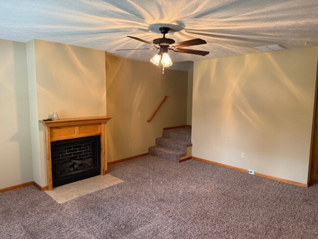 Building Photo - Southeast/Oak Grove Area!