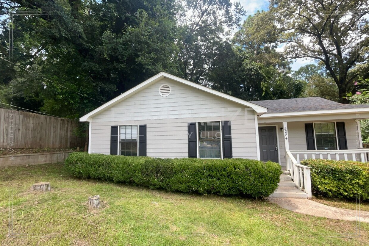 Foto principal - COMING SOON!! 3 Bed 1 Bath with Large Yard
