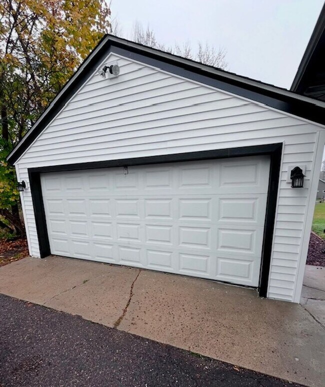 Foto del edificio - 3BR Single Family Home Available NOW on Eau Claire's Northside!