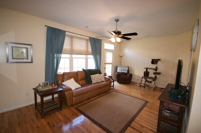 Foto del edificio - Taylor Spring Townhouse With Garage and Ba...