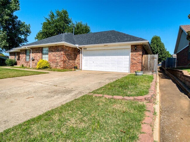 Foto del edificio - 1828 Honeysuckle Ln