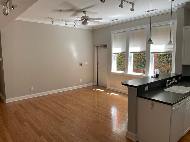 living room / kitchen - 212 Walnut St