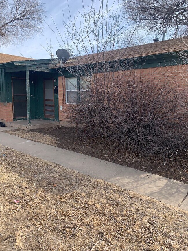 Building Photo - 1/1 Duplex In Paramount!! Small Yard, Smal...