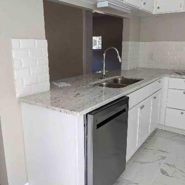 Foto del edificio - Brick Home 3 bed 2 bath