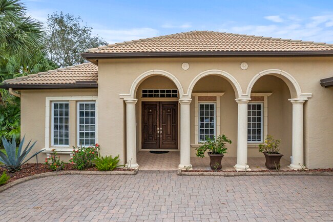 Building Photo - 801 SW Classico Ct