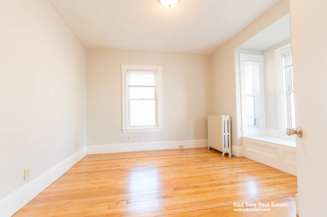 Building Photo - 120 Kenrick St