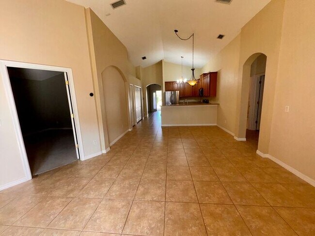 Foto del edificio - Timber Isle 4 bedroom home 2 bath home on a corner lot with Stainless Kitchen Appliances!