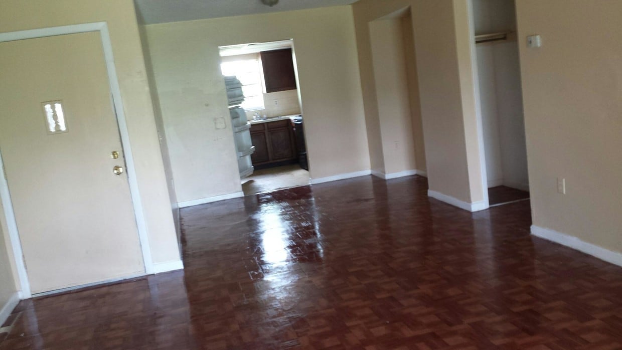 Building Photo - 1741 Kent Dr