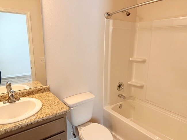 Building Photo - Charming 2 Bed/2 Bath Duplex