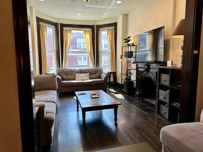 Main Living Room - 2465 N Lincoln Ave