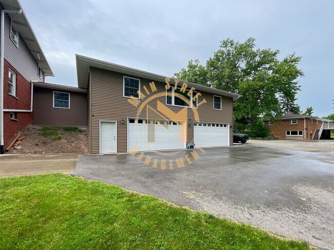 Building Photo - 4 Bed 2.5 Bath Single Family Home - On the...