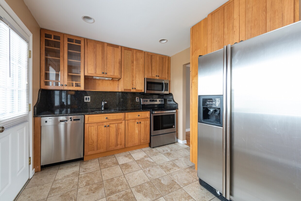 2 Village Green Way Unit 2, Middletown Township, NJ 07748 Condo for