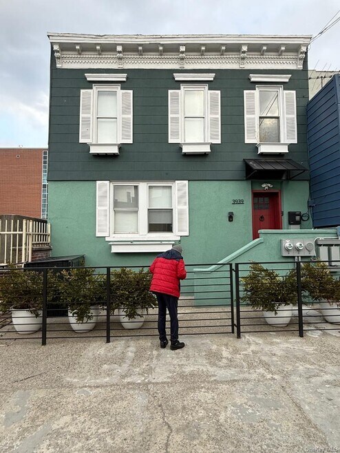 39-39 Crescent St
