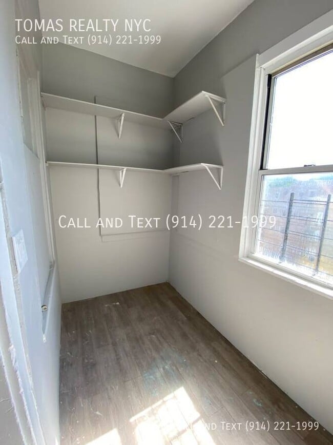 Building Photo - 12 Riverview Pl