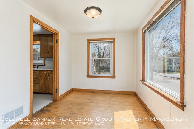 Foto del edificio - 104 W Parkway Blvd