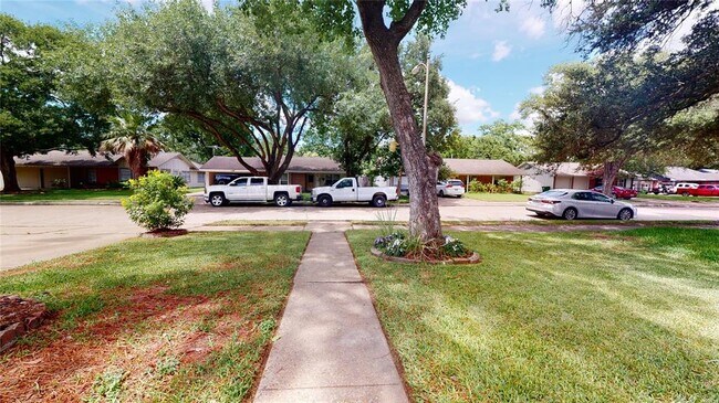 Building Photo - 7023 Roos Rd