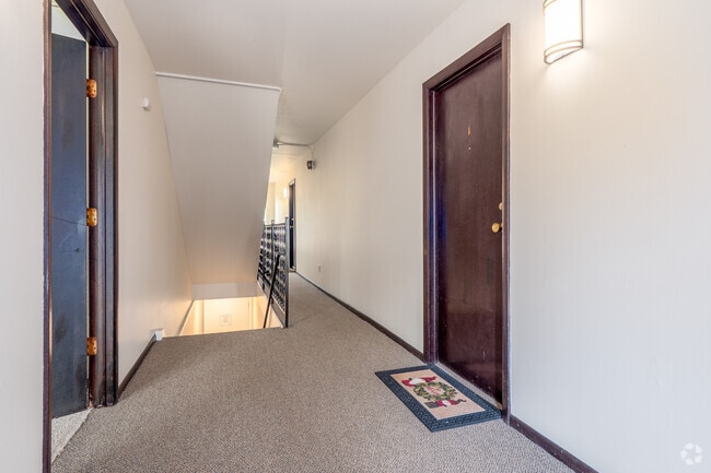 Foto del vestíbulo - Monona Village Apartments - FULLY LEASED