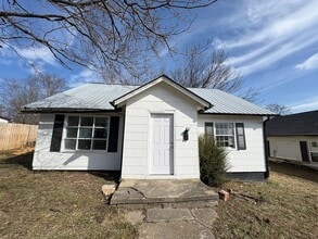 Building Photo - 611 E Main St