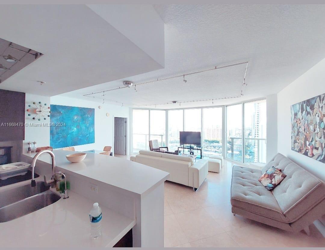 Foto principal - 16699 Collins Ave