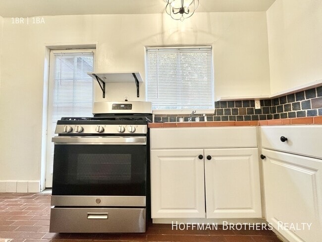 Building Photo - 407 S Coronado St