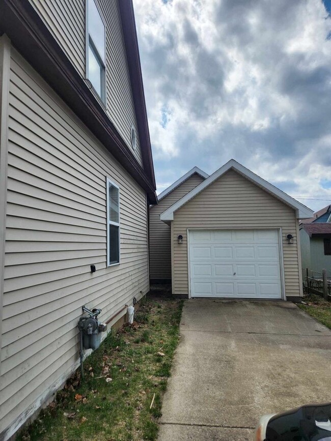 Building Photo - Charming Home in Cadillac Available May 2024