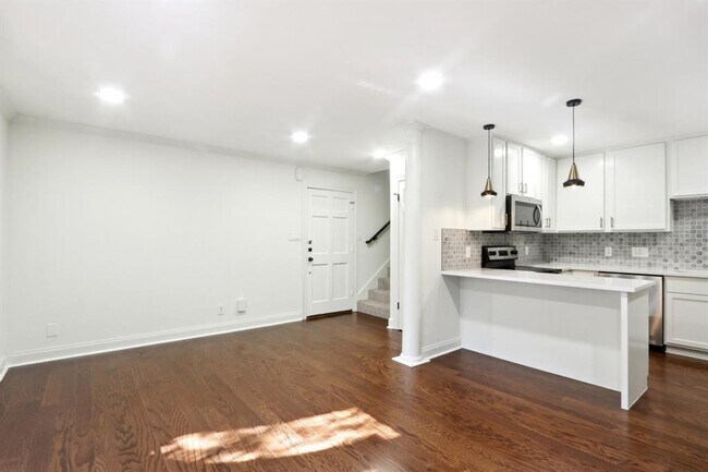 Building Photo - 2500 Steck Ave