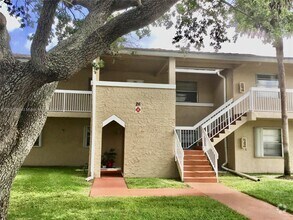 Building Photo - 9927 Twin Lakes Dr