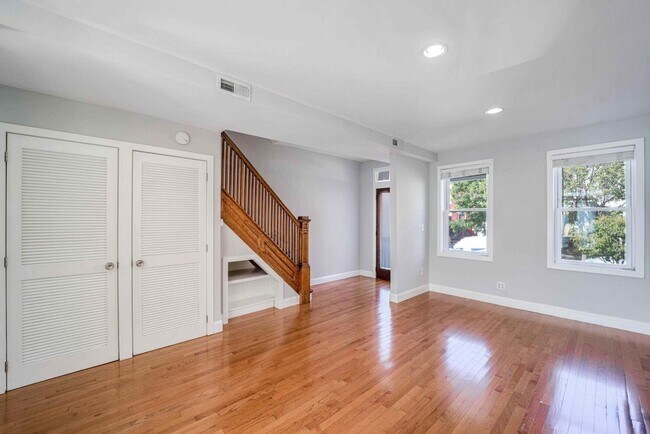 Foto del edificio - 738 Hobart Pl NW