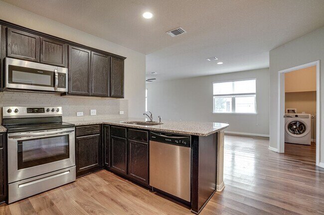 Foto del edificio - 1701 Logan Dr