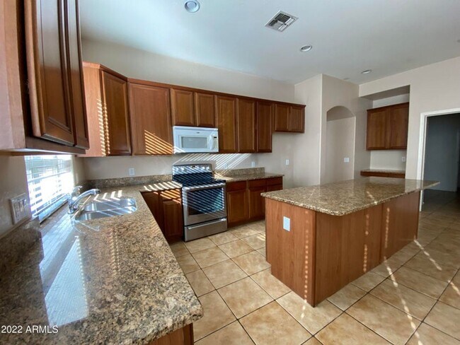 Building Photo - Spacious 3 bedroom w/bonus room and 3 Car ...