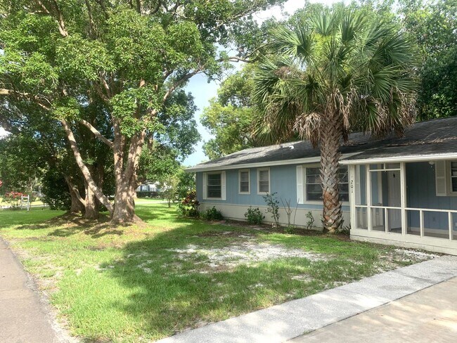 Foto del edificio - MOVE IN SPECIAL! Charming 3/1.5 St. Cloud Home w/ Partially Fenced Yard & Bonus Room