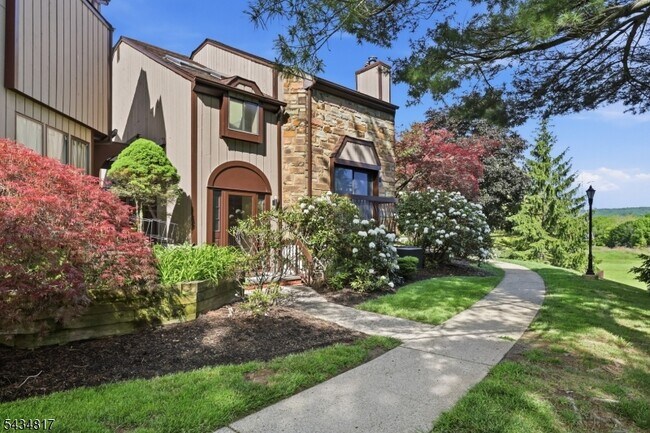 Building Photo - 15 Delbarton Ct