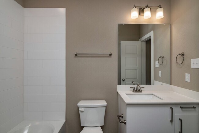 Building Photo - AVAILABLE NOW! GORGEOUS 2 BEDROOM FOUR PLE...