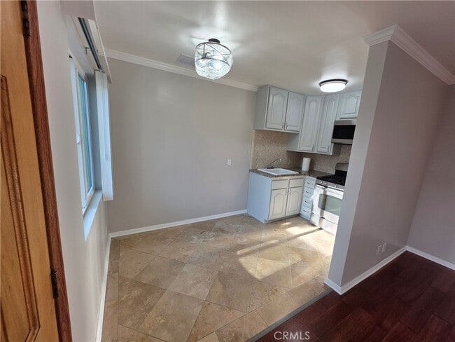 Building Photo - 208 W 90th St