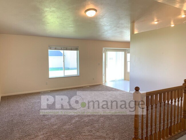 Foto del edificio - 3 Bed / 2 Bath Townhome w/ 2 Car Garage  -...