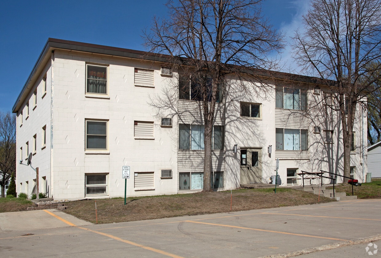 Primary Photo - Luhman Apartments
