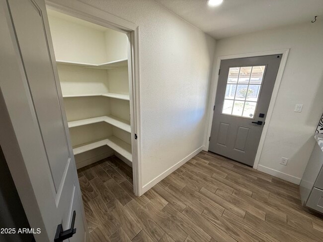 Building Photo - 301 N Apache Dr