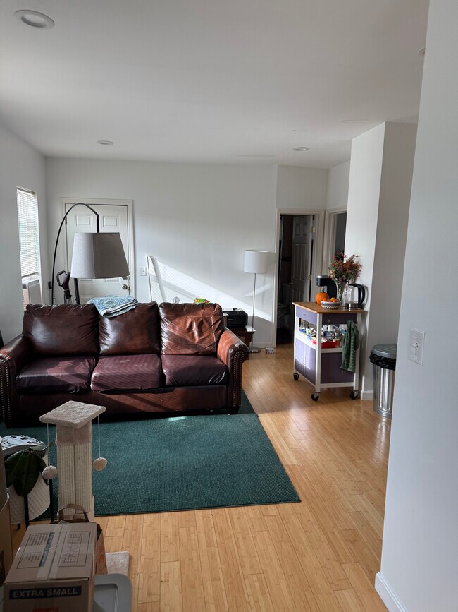 Building Photo - 33 Vinton St