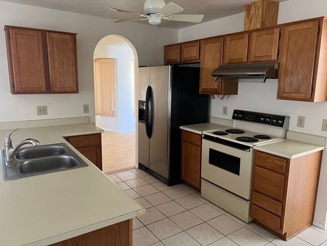 Building Photo - 3 BEDROOM 2 BATHS WITH A FIREPLACE / 101 &...