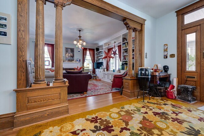 Foto del edificio - Historic Charm Meets Modern Comfort: Your Downtown Oasis Awaits!
