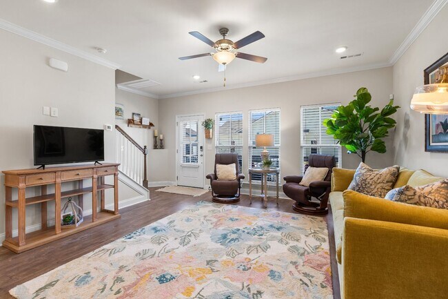 Building Photo - 2 Bed, 2 Bath Townhome w/ 2 Car Garage