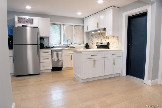 Foto del edificio - 617 Smithtown Ave