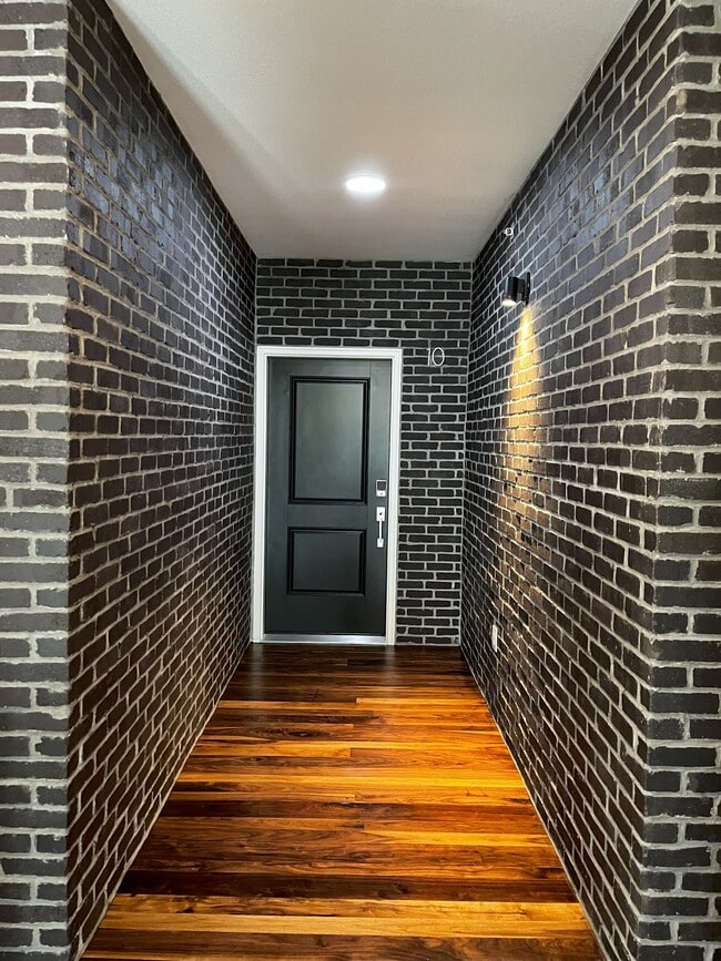 Puerta del piso superior - 1733 Massachusetts St